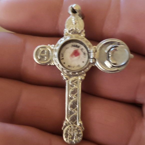 I'm selling a 10k gold 1890 crucifix made in Chicago Germany its vintage - Picture 3 of 3